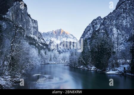 L'ingresso del parco nazionale Gesäuse in Austria sembra essere custodito dalle montagne. Foto Stock