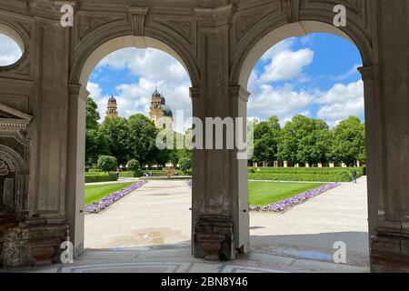 Monaco, Germania. 12 maggio 2020. Città di Monaco - vista dal tempio Diana, un padiglione nel giardino del cortile e la chiesa teatina, parco barocco. Turismo, attrazioni turistiche, attrazioni turistiche su 12.05.2020. | utilizzo nel mondo credito: dpa/Alamy Live News Foto Stock