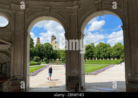 Monaco, Germania. 12 maggio 2020. Città di Monaco - vista dal tempio Diana, un padiglione nel giardino del cortile e la chiesa teatina, parco barocco. Turismo, attrazioni turistiche, attrazioni turistiche su 12.05.2020. | utilizzo nel mondo credito: dpa/Alamy Live News Foto Stock