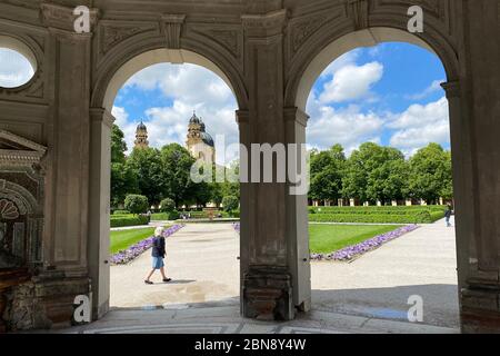 Monaco, Germania. 12 maggio 2020. Città di Monaco - vista dal tempio Diana, un padiglione nel giardino del cortile e la chiesa teatina, parco barocco. Turismo, attrazioni turistiche, attrazioni turistiche su 12.05.2020. | utilizzo nel mondo credito: dpa/Alamy Live News Foto Stock