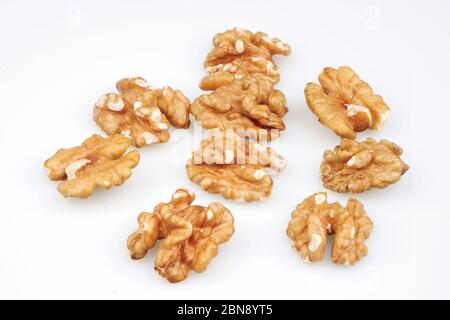 Utili noci organiche, primo piano, isolate su sfondo bianco. Foto Stock