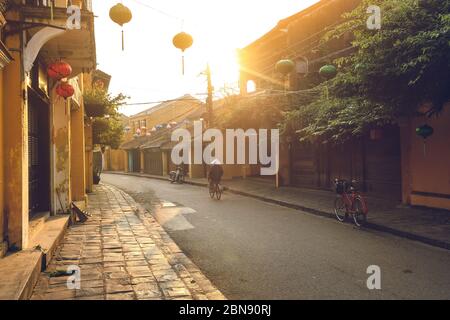 Bella mattina presto in strada in Hoi An antica città Foto Stock