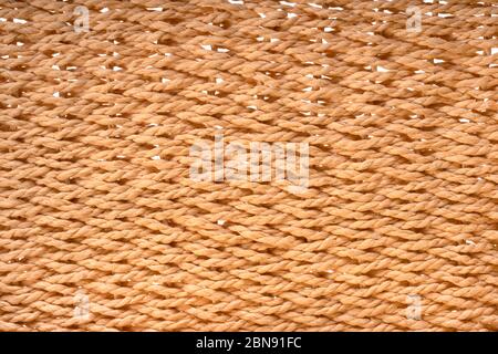 Struttura del cestello in vimini giallo. Tessitura artigianale tradizionale. Trama ripetuta di vimini. Modello di bambù. Legno natura sfondo. Progettazione di materiali organici Foto Stock