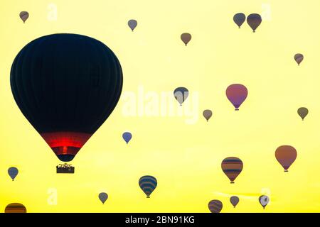 Fuoco selettivo sui mongolfiere che volano sopra la valle a Cappadocia. I mongolfiera sono attrazioni turistiche tradizionali in Cappadocia. Foto Stock