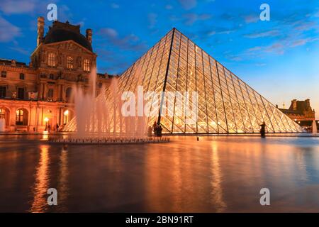 Parigi - 26 dicembre 2018 : Museo del Louvre al crepuscolo d'inverno, questo è uno dei punti di riferimento più popolari di Parigi Foto Stock