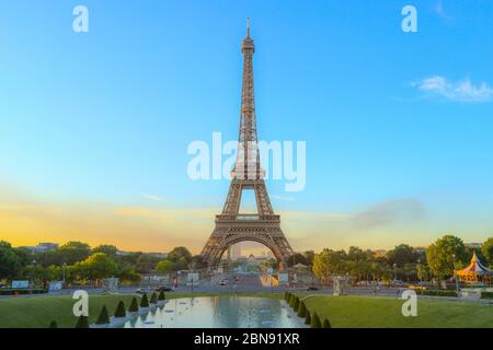 Luce mattutina sull'icona della torre Eiffel a Parigi, Francia Foto Stock
