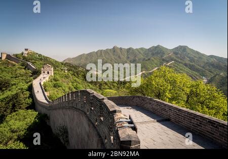 La Grande Muraglia, Badaling con il fogliame primaverile luminoso Foto Stock