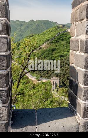 La Grande Muraglia, Badaling con il fogliame primaverile luminoso Foto Stock