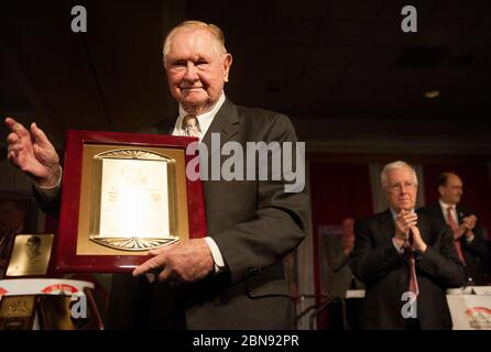 BUD Selig, Red Schoendienst, riceve premi in occasione della cena annuale dei 57th scrittori di baseball St. Louis BBWAA 2015. Foto Stock