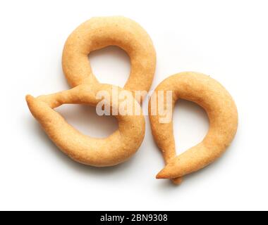 biscotti fatti a mano al formaggio isolati su sfondo bianco, vista dall'alto Foto Stock