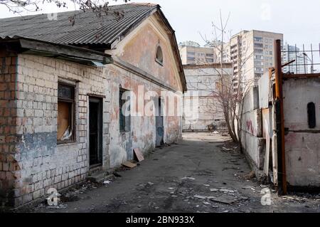 La costruzione di un negozio abbandonato. Edificio di produzione abbandonato. Edificio in mattoni a un piano. Foto Stock