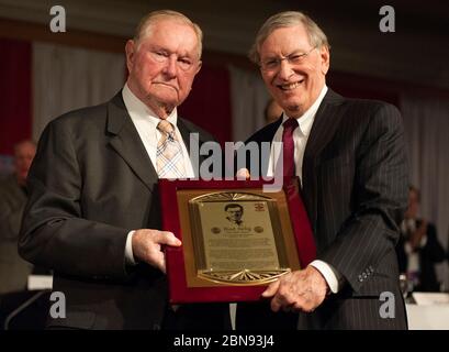 BUD Selig, Red Schoendienst, riceve premi in occasione della cena annuale dei 57th scrittori di baseball St. Louis BBWAA 2015. Foto Stock