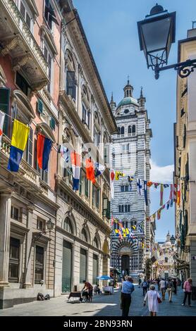 Scorci del cinquecentesco campanile della Cattedrale di Genova da Via San Lorenzo nel centro storico di Genova, Genova, Liguria, Italia Foto Stock