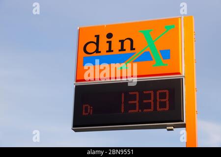 Gnesta, Svezia - 8 maggio 2020: Il marchio svedese di benzina din-x presso la stazione self service. Foto Stock