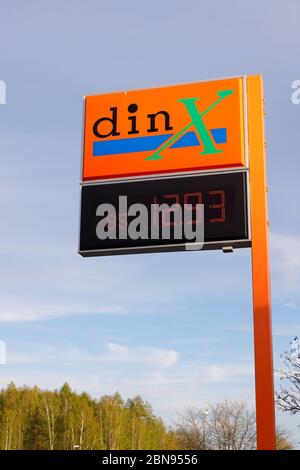 Gnesta, Svezia - 8 maggio 2020: Il marchio svedese di benzina din-x presso la stazione self service. Foto Stock