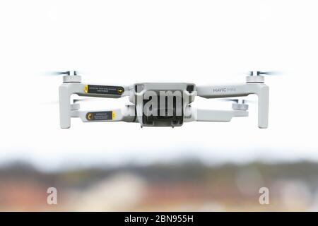 Mariefred, Svezia - 2 maggio 2020: Vista frontale di un mini quadricottero Dji Mavic che si trova in una zona urbana. Foto Stock
