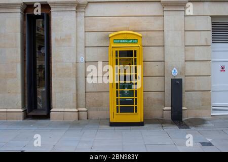 Defibrillatore nel chiosco telefonico giallo nel centro commerciale Southgate, Bath Foto Stock