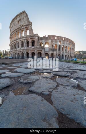 Colosseo a Roma all'alba Foto Stock