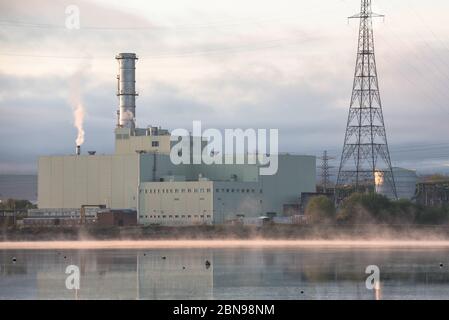 Derry, UK - 26 aprile 2020: Stazione elettrica di Coolkeerah ESB sulle rive del fiume Foyle vicino a Derry, Irlanda del Nord Foto Stock