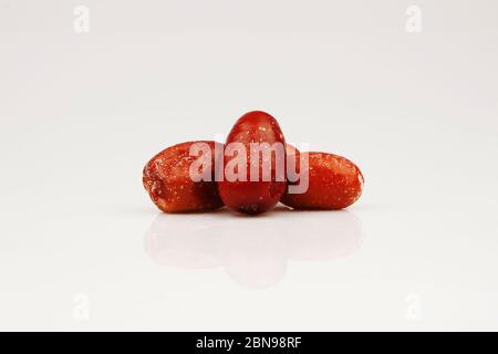Biologico asciutto matura datteri frutta isolato su sfondo bianco, Foto Stock