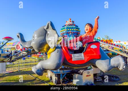 Giovane ragazza asiatica che gode Carnevale Fun Fair Ride Foto Stock