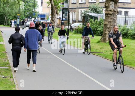 Londra, Regno Unito. 10 maggio 2020. Ciclisti che si allenano nel London Field Park, Hackney nel nord di Londra durante il blocco dei coronavirus. Credit: Dinendra Haria/SOPA Images/ZUMA Wire/Alamy Live News Foto Stock