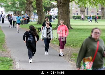 Londra, Regno Unito. 10 maggio 2020. Persone che si allenano nel parco di Londra Field, Hackney nel nord di Londra durante il blocco dei coronavirus. Credit: Dinendra Haria/SOPA Images/ZUMA Wire/Alamy Live News Foto Stock