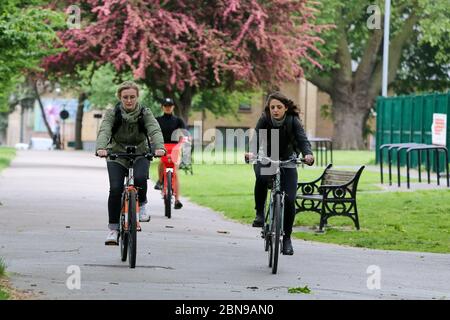 Londra, Regno Unito. 10 maggio 2020. Ciclisti che si allenano nel London Field Park, Hackney nel nord di Londra durante il blocco dei coronavirus. Credit: Dinendra Haria/SOPA Images/ZUMA Wire/Alamy Live News Foto Stock