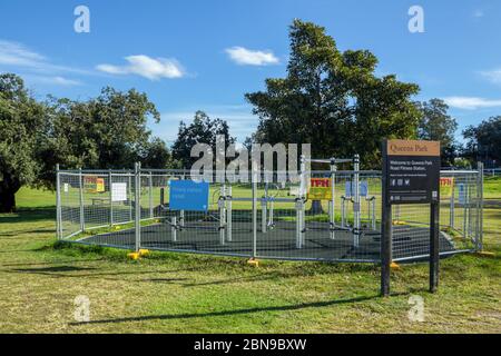 Una stazione fitness nel Queens Park di Sydney, Australia, ha chiuso al pubblico durante la pandemia di Coronavirus 2020 COVID-19. Foto Stock