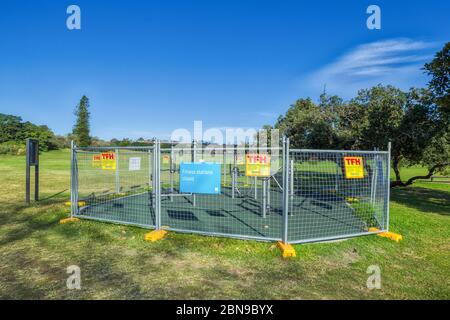 Una stazione fitness nel Queens Park di Sydney, Australia, ha chiuso al pubblico durante la pandemia di Coronavirus 2020 COVID-19. Foto Stock