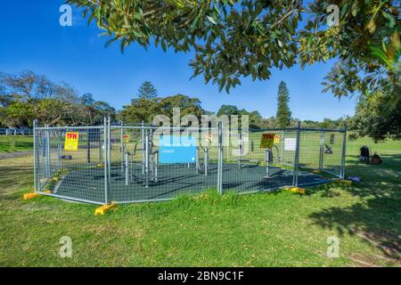 Una stazione fitness nel Queens Park di Sydney, Australia, ha chiuso al pubblico durante la pandemia di Coronavirus 2020 COVID-19. Foto Stock