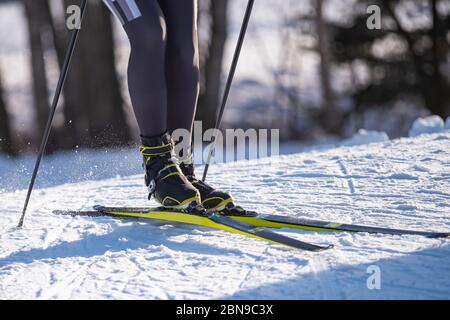 Particolare dello sciatore nordico su una pista Foto Stock