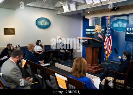 Commento del Segretario della Casa Bianca Kayleigh McEnany durante un briefing stampa nella Briefing Room della Casa Bianca 12 maggio 2020 a Washington, DC. Foto Stock