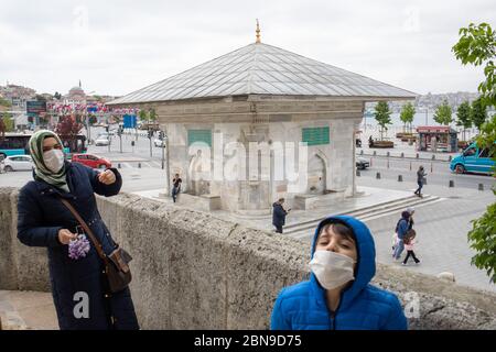 I bambini hanno preso aria fresca e hanno giocato a giocare con le loro famiglie nel cortile della Moschea del Sultano di Mihrimah. Foto Stock