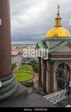 San Pietroburgo, Russia, 8 luglio 2016. Vista dal Colonnato della Cattedrale di Sant'Isacco, piazza di Sant'Isacco e monumento Foto Stock