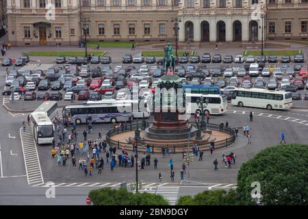 San Pietroburgo, Russia, 8 luglio 2016. Vista dal Colonnato della Cattedrale di Sant'Isacco, piazza di Sant'Isacco e monumento Foto Stock