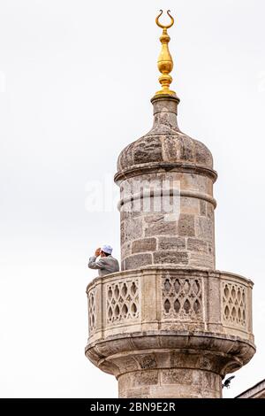 Muezzin cantando dal minaretto di Topkapi, Fatih, Istanbul, Turchia. Senza altoparlanti e amplificatori. Nel minareto di Palazzo Topkapi, il muezzin chiede personalmente la preghiera in modo puramente acustico Foto Stock