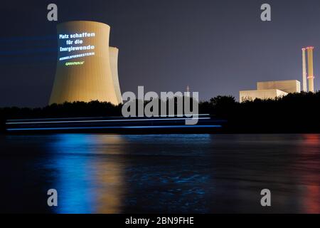Philippsburg, Germania. 13 maggio 2020. Attivisti dell'organizzazione per la protezione ambientale Greenpeace proietta un fascio di luce con la scritta 'Make room for the Energy turnaround! La torre di raffreddamento della centrale nucleare di Philippsburg è la più interessante. L'esplosione delle due torri di raffreddamento è imminente. La brillamento si svolgerà entro 48 ore dal 14 al 15 maggio. Credit: Uwe Anspach/dpa/Alamy Live News Foto Stock