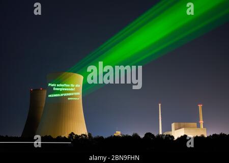 Philippsburg, Germania. 13 maggio 2020. Attivisti dell'organizzazione per la protezione ambientale Greenpeace proietta un fascio di luce con la scritta 'Make room for the Energy turnaround! La torre di raffreddamento della centrale nucleare di Philippsburg è la più interessante. L'esplosione delle due torri di raffreddamento è imminente. La brillamento si svolgerà entro 48 ore dal 14 al 15 maggio. Credit: Uwe Anspach/dpa/Alamy Live News Foto Stock