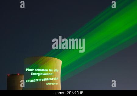 Philippsburg, Germania. 13 maggio 2020. Attivisti dell'organizzazione per la protezione ambientale Greenpeace proietta un fascio di luce con la scritta 'Make room for the Energy turnaround! La torre di raffreddamento della centrale nucleare di Philippsburg è la più interessante. L'esplosione delle due torri di raffreddamento è imminente. La brillamento si svolgerà entro 48 ore dal 14 al 15 maggio. Credit: Uwe Anspach/dpa/Alamy Live News Foto Stock