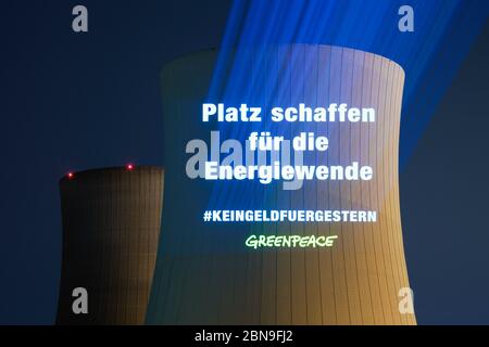 Philippsburg, Germania. 13 maggio 2020. Attivisti dell'organizzazione per la protezione ambientale Greenpeace proietta un fascio di luce con la scritta 'Make room for the Energy turnaround! La torre di raffreddamento della centrale nucleare di Philippsburg è la più interessante. L'esplosione delle due torri di raffreddamento è imminente. La brillamento si svolgerà entro 48 ore dal 14 al 15 maggio. Credit: Uwe Anspach/dpa/Alamy Live News Foto Stock
