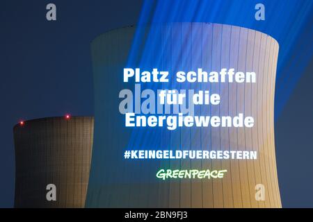 Philippsburg, Germania. 13 maggio 2020. Attivisti dell'organizzazione per la protezione ambientale Greenpeace proietta un fascio di luce con la scritta 'Make room for the Energy turnaround! La torre di raffreddamento della centrale nucleare di Philippsburg è la più interessante. L'esplosione delle due torri di raffreddamento è imminente. La brillamento si svolgerà entro 48 ore dal 14 al 15 maggio. Credit: Uwe Anspach/dpa/Alamy Live News Foto Stock