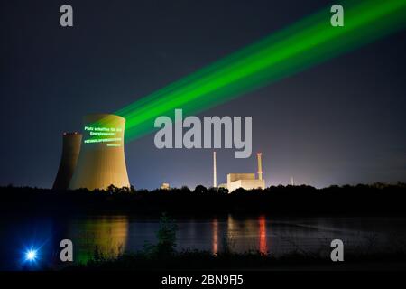Philippsburg, Germania. 13 maggio 2020. Attivisti dell'organizzazione per la protezione ambientale Greenpeace proietta un fascio di luce con la scritta 'Make room for the Energy turnaround! La torre di raffreddamento della centrale nucleare di Philippsburg è la più interessante. L'esplosione delle due torri di raffreddamento è imminente. La brillamento si svolgerà entro 48 ore dal 14 al 15 maggio. Credit: Uwe Anspach/dpa/Alamy Live News Foto Stock