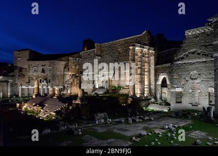 Fori Imperiali, Roma, Italia: Tempio di Marte ultimo di notte con illuminazione artificiale Foto Stock