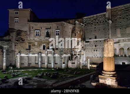 Fori Imperiali, Roma, Italia: Foro di Augusto di notte illuminato da luce artificiale Foto Stock