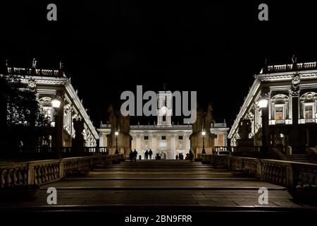 Roma, Italia: Palazzo Senatorio in piazza Campidoglio a Roma di notte con i musei Capitolini su entrambi i lati e la scalinata in primo piano Foto Stock