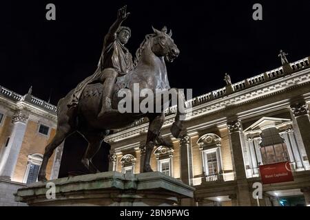 Roma, Italia: Piazza del Campidoglio di Roma di notte con la statua di Marco Aurelio sulla sinistra e il museo Capitolino sulla destra. Foto Stock