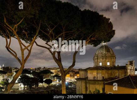 Roma, Italia: Viale dei fori Imperiali di notte sullo sfondo e la chiesa di Sants Luca e Martina sulla destra Foto Stock