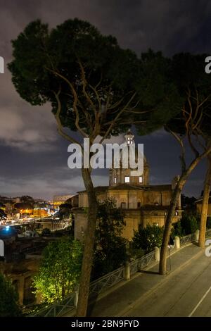 Roma, Italia: Viale dei fori Imperiali di notte sullo sfondo e la chiesa di Sants Luca e Martina sulla destra Foto Stock