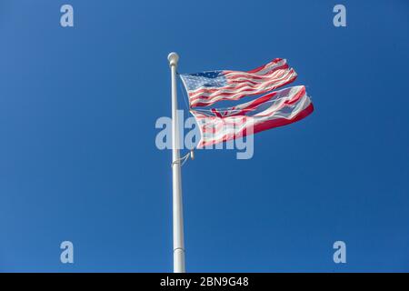 Bandiera americana su Marina fuori dal tribunale di Lahaina Vecchia Foto Stock